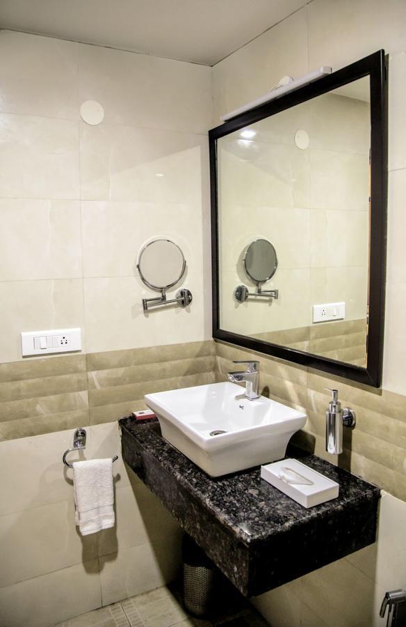 Imperial Clarks Inn Dehradun Ngoại thất bức ảnh